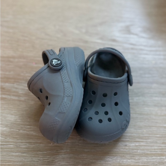 CROCS grey baby boys perforated rubber slip on shoes size 6 - Picture 4 of 6